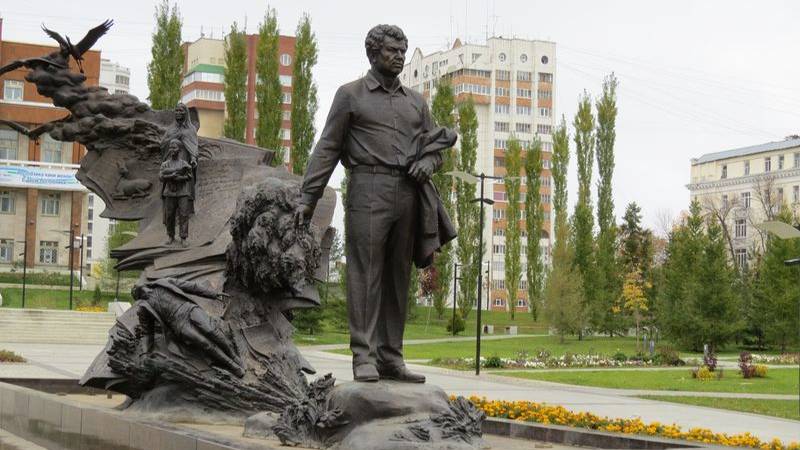 Не русский я, но из России. (перевод стихотворения Мустай Карима)