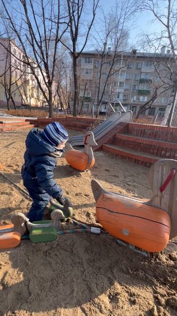 Володя гуляет на площади Блюхера на детской площадке, г. Хабаровск. Володе 3,5 года