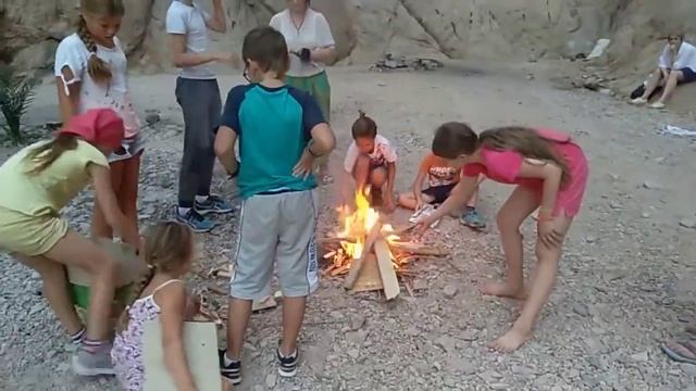 Fire campaign time and vegetables BBQ. Начало вегетарианского барбекю