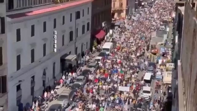 Тысячи людей вышли на марш в Риме против плана ЕС по вооружению на сумму 800 миллиардов евро.  П...