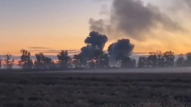 СУ 34 бомбит,по нему стреляют.