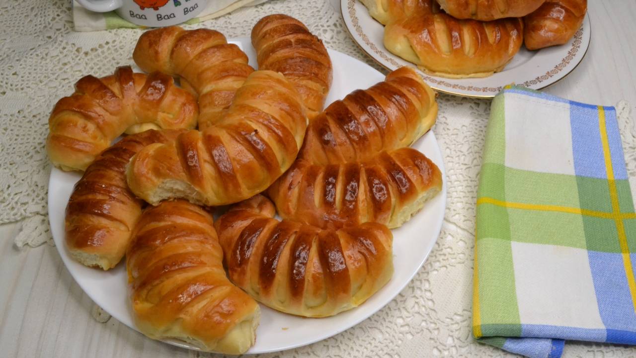 Рогалики с повидлом из сдобного дрожжевого теста