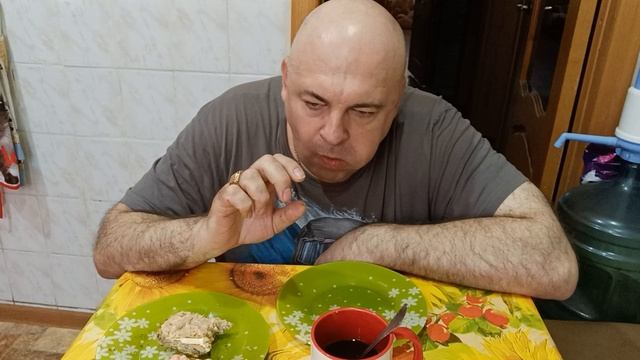Мукбанг. Бутерброды с икрой, с риетом, сладкий пирожок и кофе. Весёлая неделька.