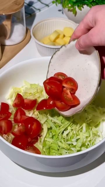 Легкий салат с молодой капустой