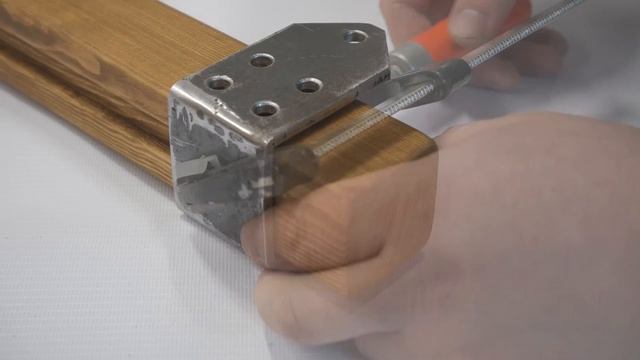 Светодиодная лампа из деревянного бруска.