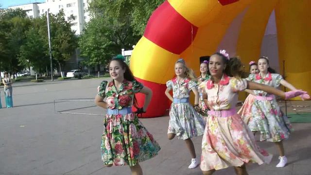 Танцевальная группа на Тюменском Арбате. 2017.