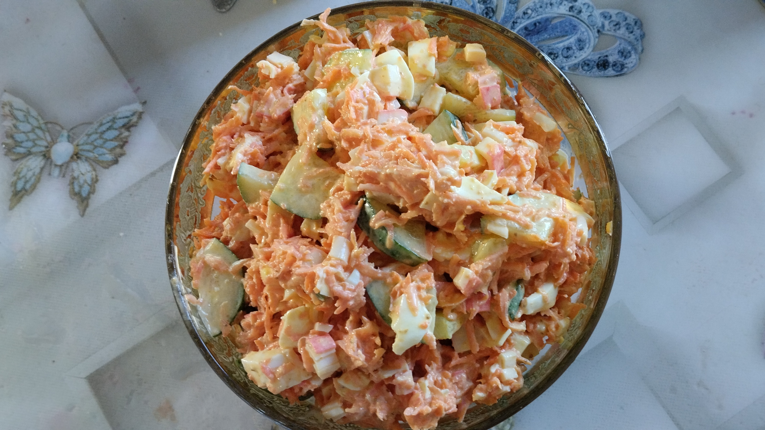 Салат весенний с крабовыми палочками