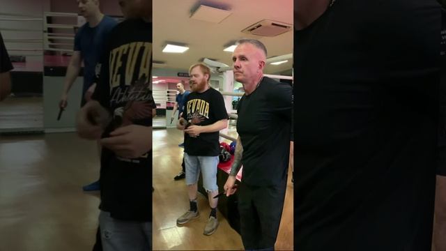 Отработка комбинаций на боксерском мешке