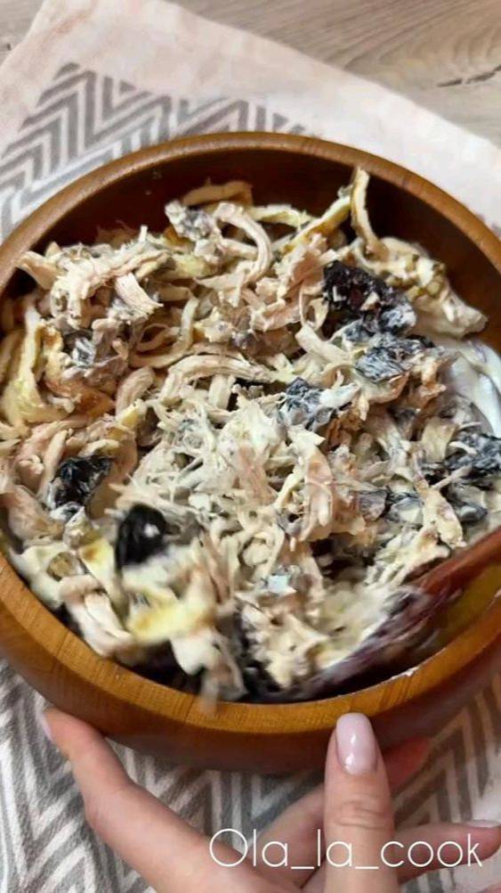 Салат из грудки,чернослива и орехов