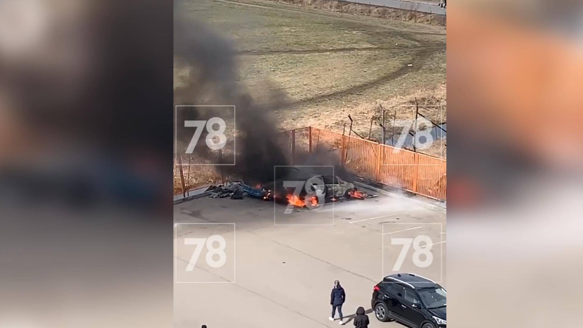 Автомобили вспыхнули на парковке в Петербурге