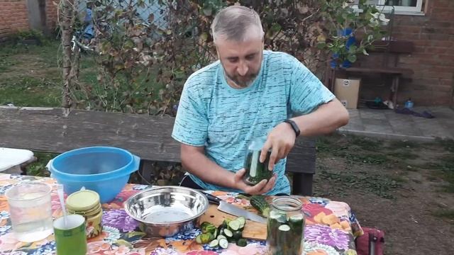 Вкусные малосольные огурцы.... Простой и быстрый рецепт...