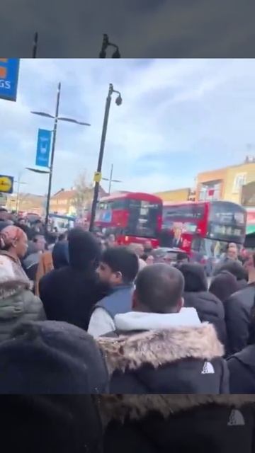 ЛОНДОН - Эй, белый паренек, ты зашел не в тот район !!!