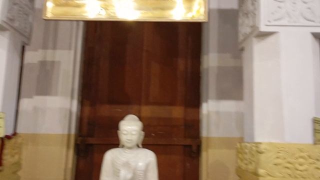 Храм зуба Будды в Канди, Шри-Ланка.