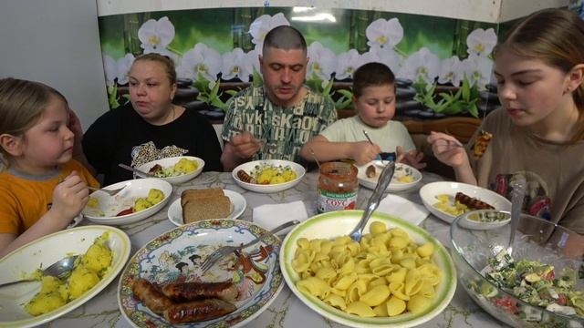 мукбанг. Андрей Алексеевич порадовал нас своим присутствием🤗. гарнир на выбор, купаты и салат