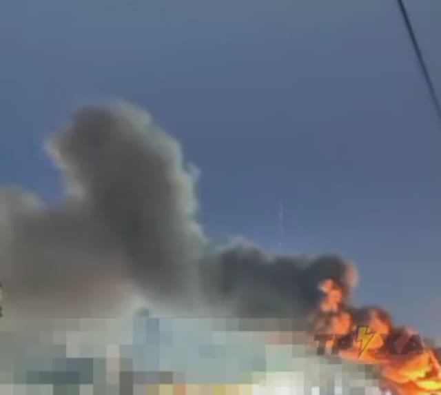 ‼️🇷🇺💥 Массированный удар наносится по Киеву: в городе мощнейшие пожары
Пожары зафиксированы в Дар