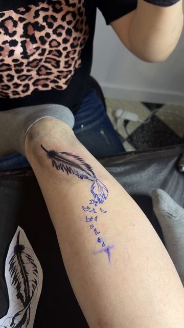 🕊️ Свобода внутри нас 🕊️#татуировка #перо #птицытату #тату #женскаятатуировка #ильясмалевич