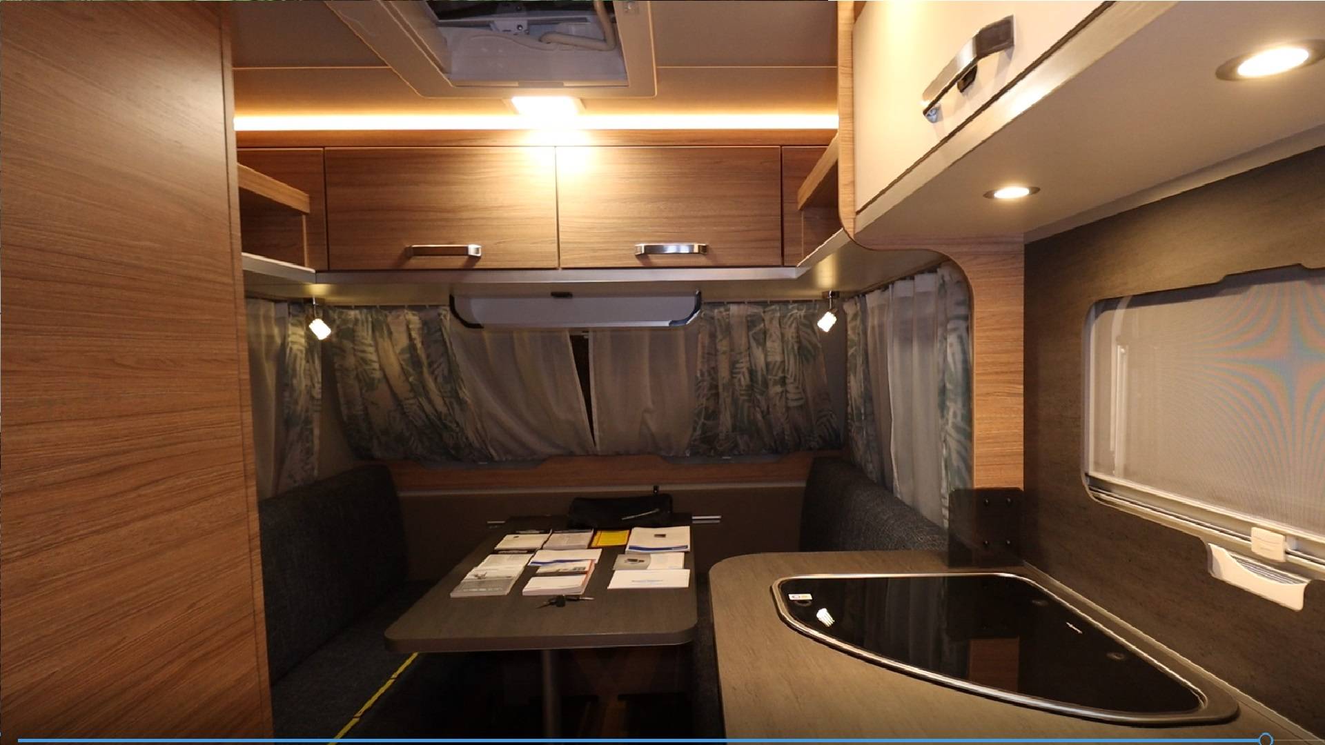 Weinsberg CaraOne 400 LK- идеальная семейная планировка при максимально компактных размерах.