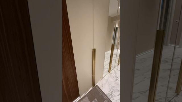 Мебель в прихожую на заказ по индивидуальным размерам. Американский орех, МДФ эмаль, зеркало.