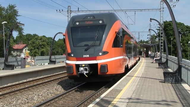 Штадлерский дизель-поезд 2428 на о.п. Тонди / Stadler 2428 DMU at Tondi stop