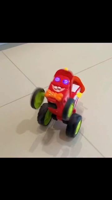 Танцующая игрушечная машинка