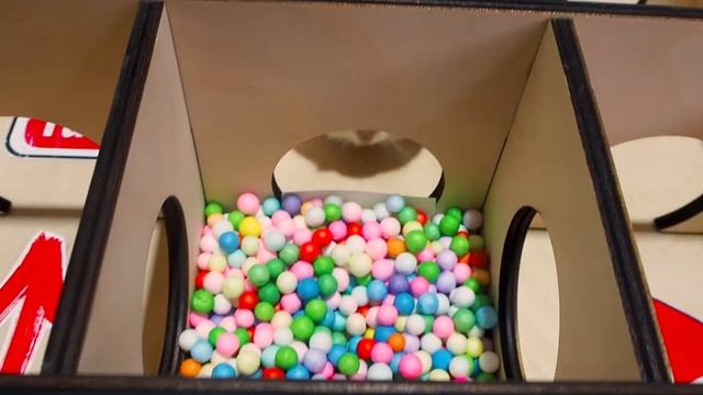 Ловкий Хомяк Гепардик в большом лабиринте из дерева.