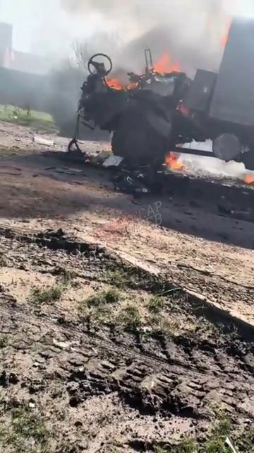 Хохол снимает на видео, как их грузовик с боеприпасами превратился в металлолом