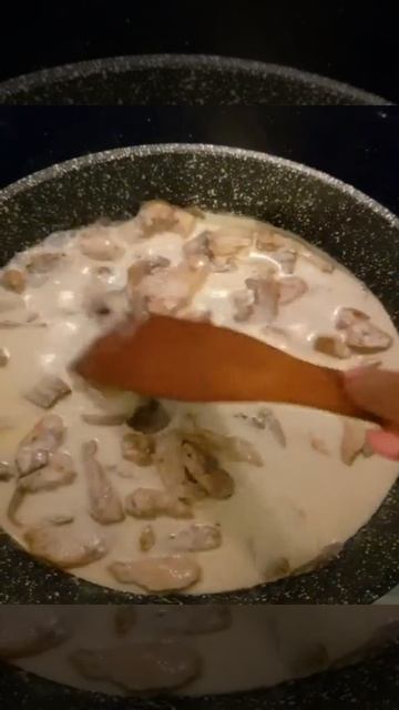 Куриное фрикасе в сливочном соусе с грибами🍄