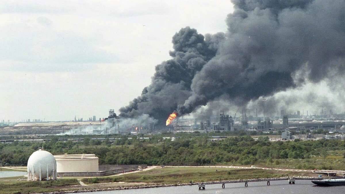 Взрыв облака этилена, вырвавшегося из реактора, на заводе в США