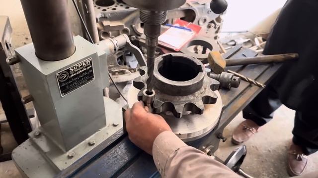 Пакистанские мастера - ремонт стальной двойной звездочки на токарном станке