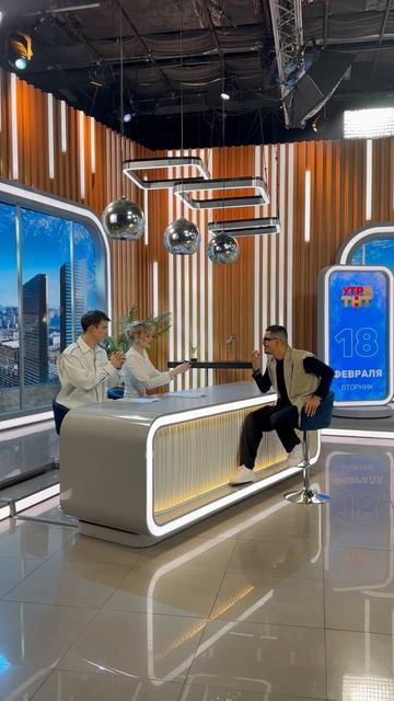 Упражнение «Замок». Полезно, чтобы расслабить челюсть и подготовить себя для коммуникации, выступлен