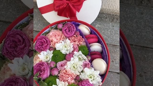 коробка с пионовидной розой и макаронс