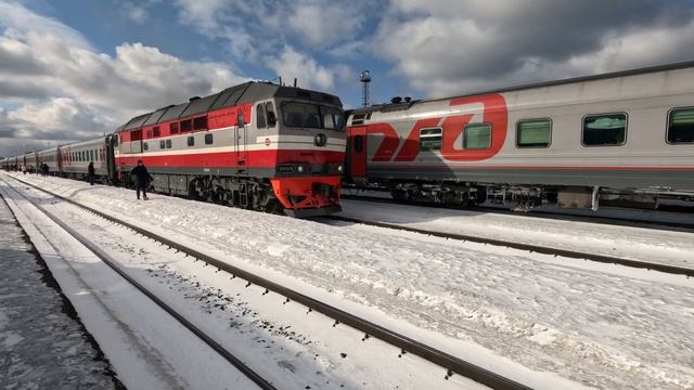 Тепловоз ТЭП70-0560 с пассажирским поездом 022 Лабытнанги-Москва по ст. Микунь (Республика Коми)