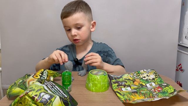 Распаковка БОЛЬШОГО яица ZURU Smashers Mega Jurassic Light Up Dino 25 surprises