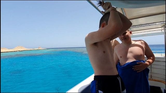Морская прогулка. Пол семьи осталось на берегу!