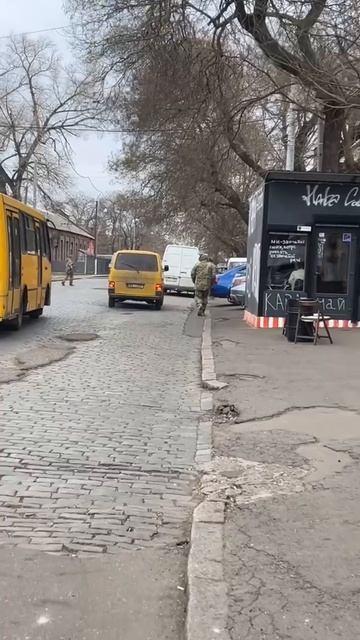 Патриотизм Одессы.Придет время,когда некого будет паковать и не за кем бегать.А пока охота продолжае