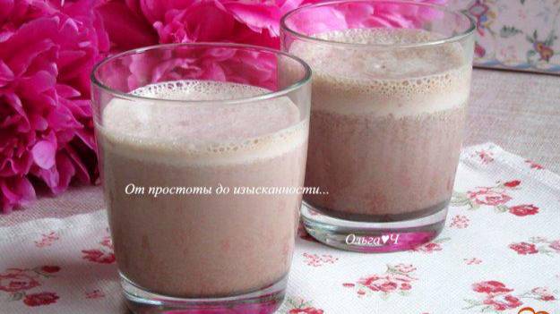 Шоколадный молочный коктейль с вишней и кэробом