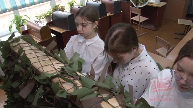 Вооружает бойцов "невидимыми щитами". Братчанка Галина Суханевич шьёт антидроновые одеяла в зону СВО