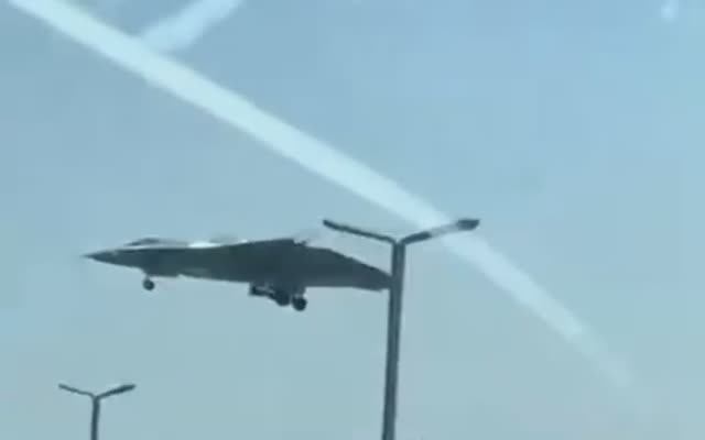 🔥 Заход на посадку китайского истребителя шестого поколения J-36 прям перед авто🔥