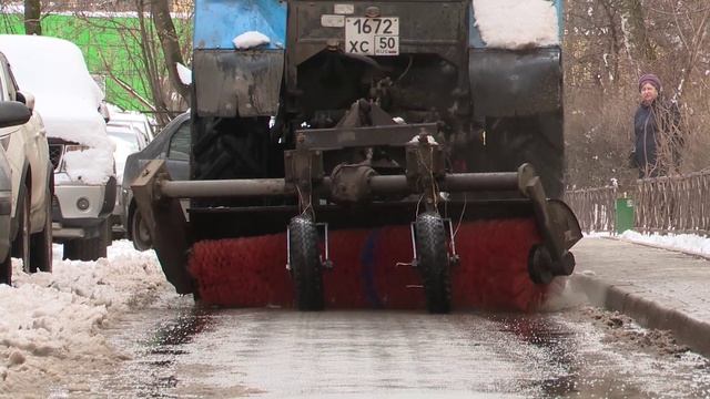Коммунальщики устраняют последствия весеннего снегопада в Реутове 07.04.2025