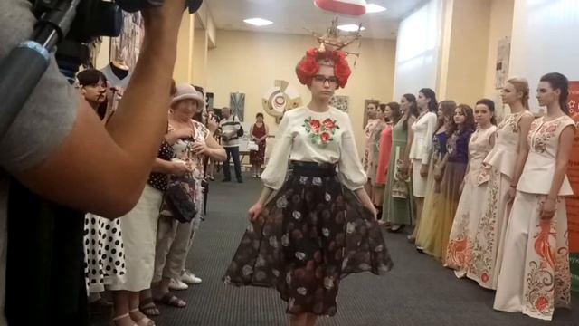 0512: показ нарядов кафедры дизайна