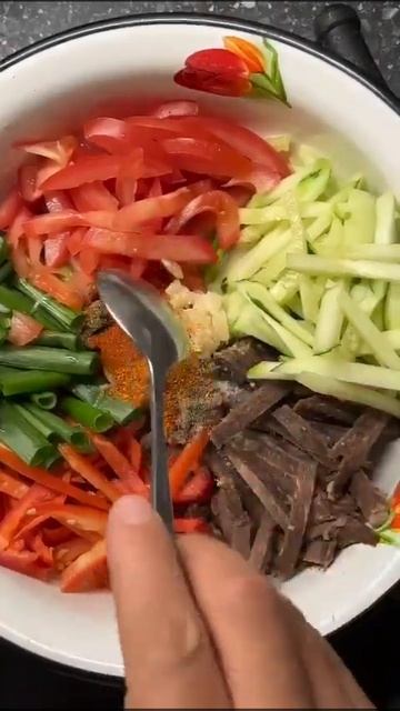 Қайнатылған сиыр еті қосылған көкөніс салаты. Овощной салат с вареной говядиной.