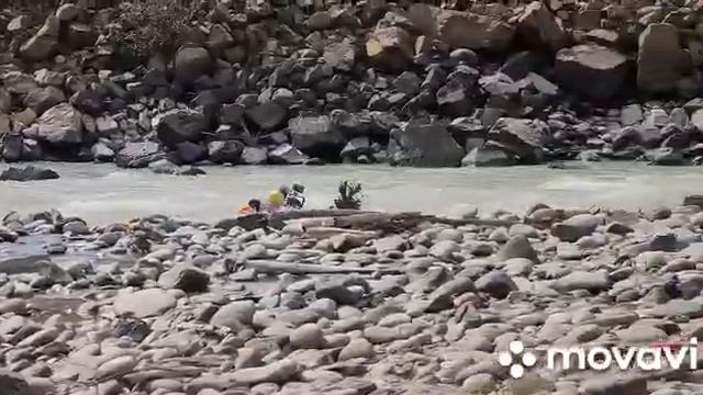 Человек в бурной реке