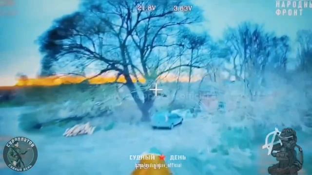 🇷🇺🇺🇦ФПВ дрон отправил в ангар украинскую САУ Богдана и пару пикапов впридачу !!!