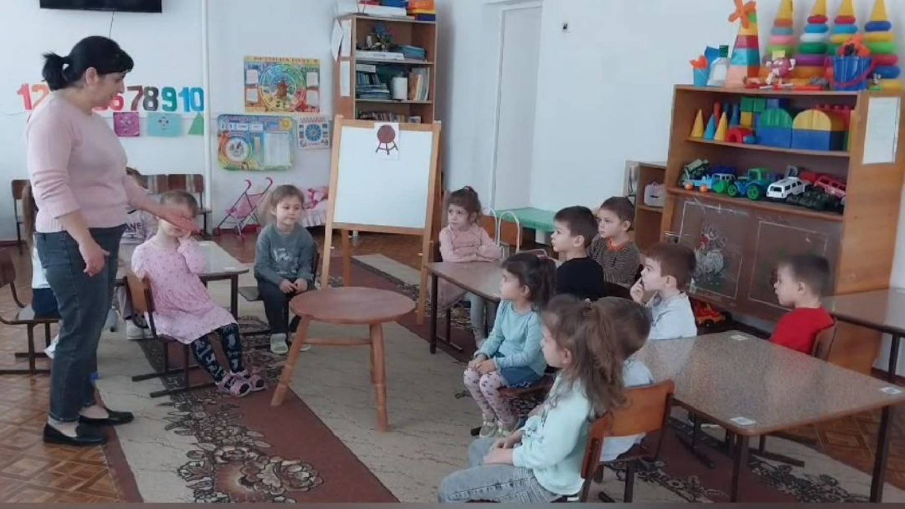 Воспитанники делают аппликацию стола  трехножки адыгэ 1анэ