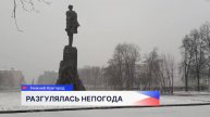 Нижегородцы встречают апрель на улицах, счищая снег со дворов и автомобилей