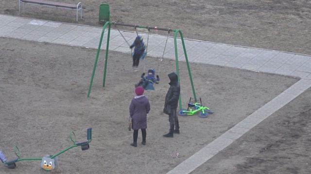 Опустевший город Пандемия COVID-19 Движуха началась Дети вышли погулять Новочебоксарск 7 04 2020