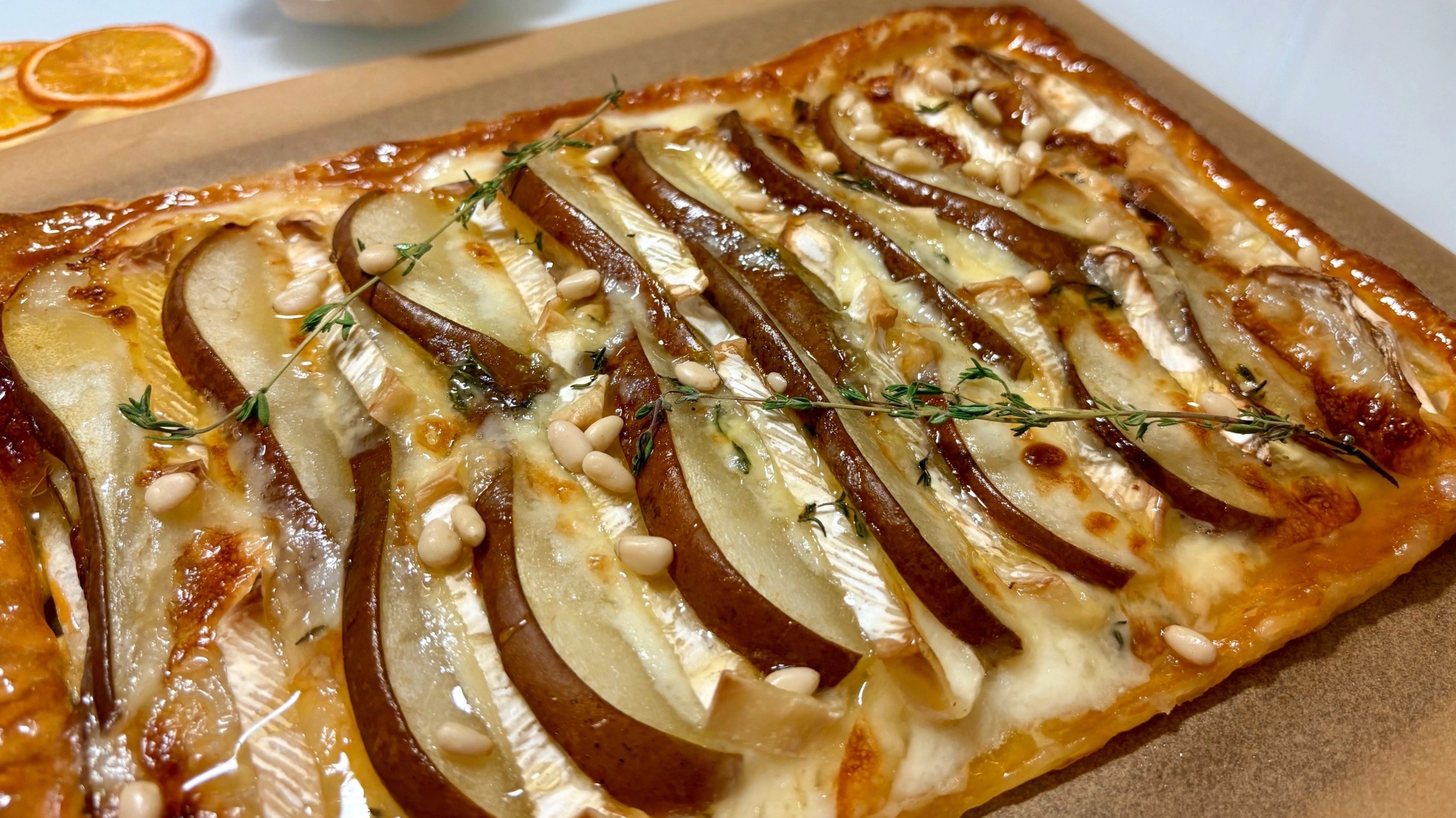 Слоёный пирог с грушей и камамбером 🍐🧀
