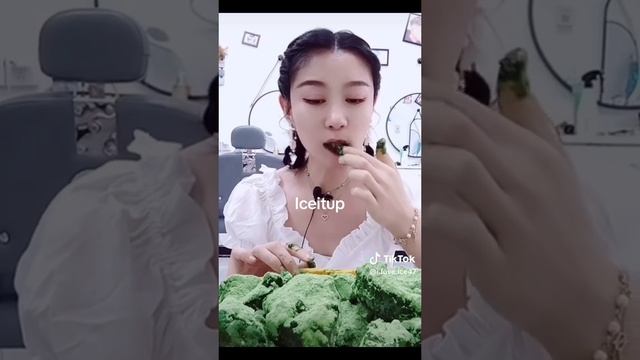 Грызёт бруски ледяной крошки в пудре матча!