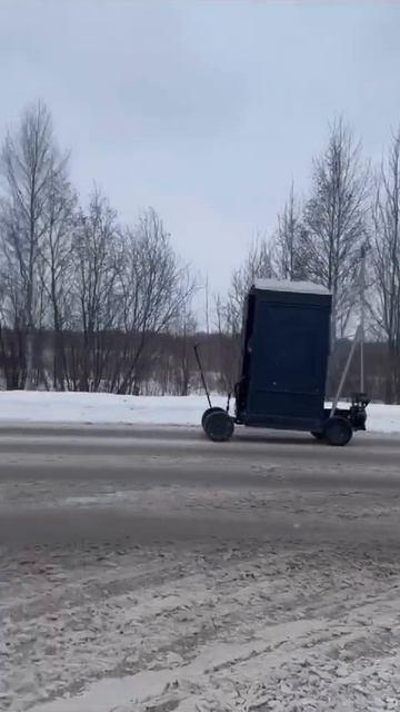 Туалет едет по дороге