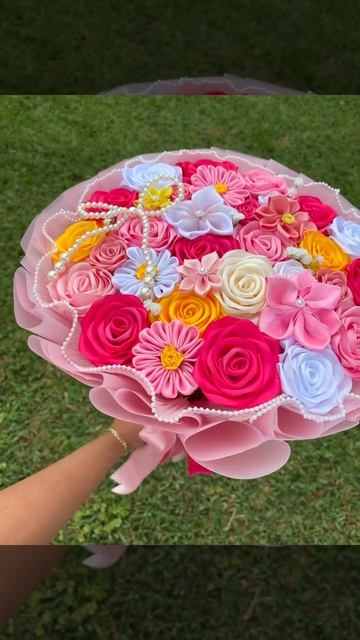 букет роз из атласных лент